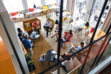 Le storytelling consiste à raconter une histoire plutôt qu'à exposer des faits bruts. Ainsi, il capte mieux l’attention. Ensuite,