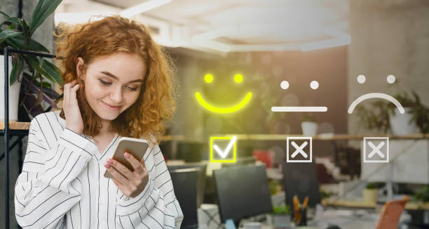 Canva reste l’un des outils les plus utilisés. En effet, il offre une interface intuitive. Par conséquent, même les débutants créent