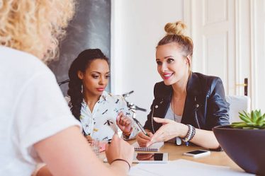 La curation de contenu consiste à sélectionner, organiser et partager des contenus pertinents. Ainsi, elle s’intègre facilement
